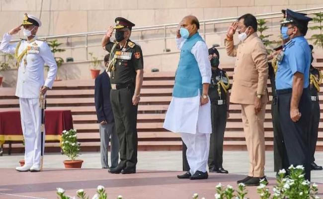 देश(नई दिल्ली): रक्षामंत्री और सेना के तीनों अंगों के प्रमुखों ने कारगिल  शहीदों को श्रद्धांजलि दी - Fast Mail Hindi