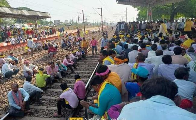 कुड़मियों को एसटी में शामिल करने की मांग, प्रदर्शनकारियों ने सड़क व रेल मार्ग जाम किया, कई ट्रेनें प्रभावित