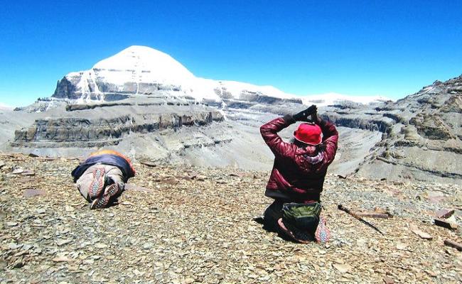 कैलाश मानसरोवर यात्रा हुई मुश्किल, चीन ने वीजा शुल्क बढ़ाया