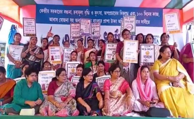तृणमूल महिला कांग्रेस के धरना प्रदर्शन में शामिल हुई मंत्री शशि पांजा