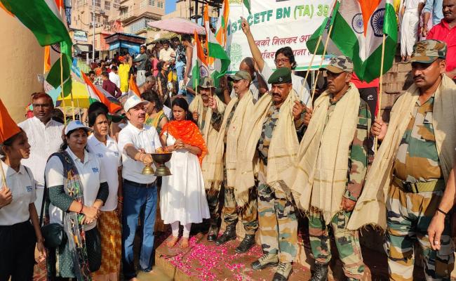 कारगिल विजय दिवस की 24वीं वर्षगांठ पर सेना के जवानों का पुष्प वर्षा के बीच स्वागत