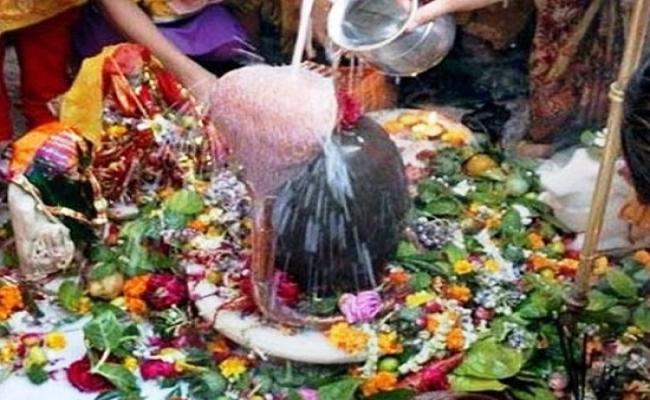 श्रावण के चौथे सोमवार को शिव मंदिरों में लगी भक्तों की भीड़