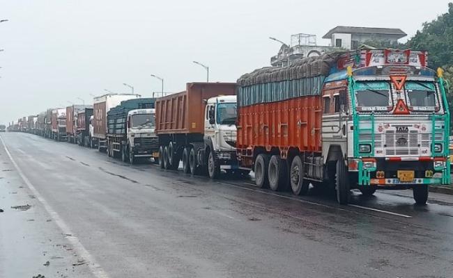 वाराणसी में रिमझिम बारिश से मौसम हुआ खुशनुमा,सड़कों पर फिसलन भी बढ़ी