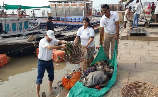 नमामि गंगे ने बाढ़ के बाद गंगा किनारे पसरी गंदगी को साफ किया