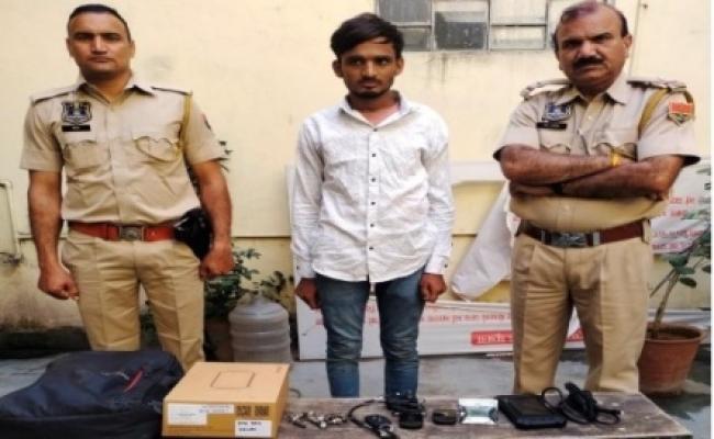 डिवाईस से अनलॉक कर चौपहिया वाहन चुराने वाला वाहन चोर आया पुलिस गिरफ्त में