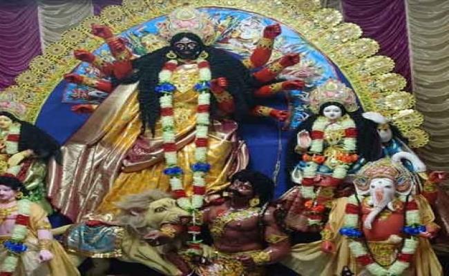 कैनिंग में देवी दुर्गा के काले स्वरूप की आराधना, उमड़ रही भारी भीड़