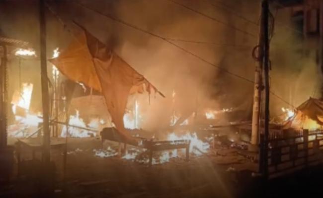 गुवाहाटी में भीषण आग में 20 दुकानें जलकर राख