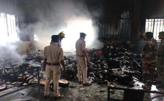 बीजापुर : गारमेंट फैक्ट्री में की गई आगजनी से लाखों के कपड़े जलकर हुआ खाख