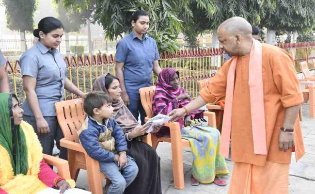 मुख्यमंत्री योगी ने जनता दर्शन में सुनीं जन समस्याएं, अधिकारियों को निर्देश