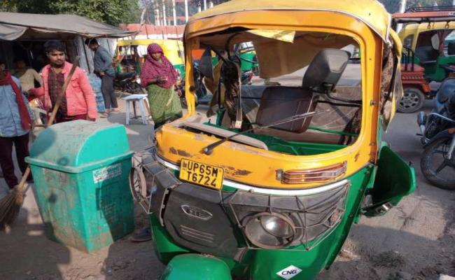 तेज रफ्तार आटो डिवाइडर से टकरा कर पलटी,एक यात्री की मौत