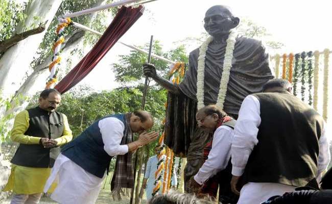 रक्षा मंत्री ने राजघाट के पास राष्ट्रपिता की 10 फीट ऊंची प्रतिमा का अनावरण किया