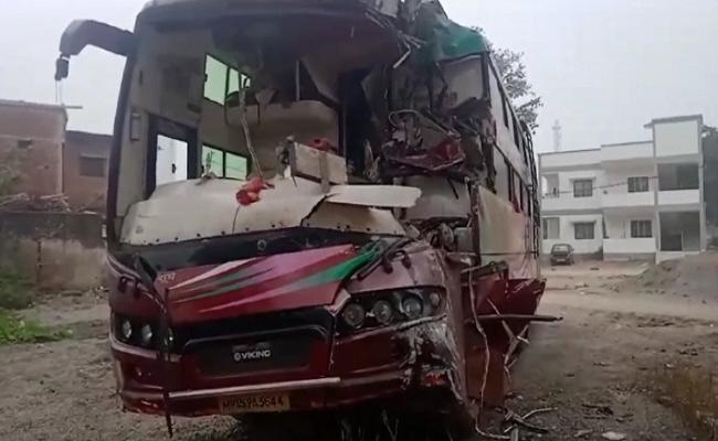मैहर: कोहरा बना काल, नागपुर से रीवा जा रही बस खड़े ट्रक से टकराई, एक की मौत