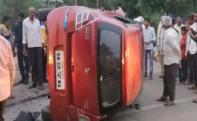 जलगांव जिले में अनियंत्रित कार ने स्कूली बच्चों को कुचला, दो की मौत व दो घायल