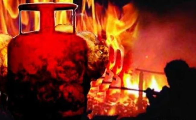 लखनऊ में शार्ट सर्किट से घर में आग लगने से दो सिलेंडर फटे, दंपति समेत पांच की मौत