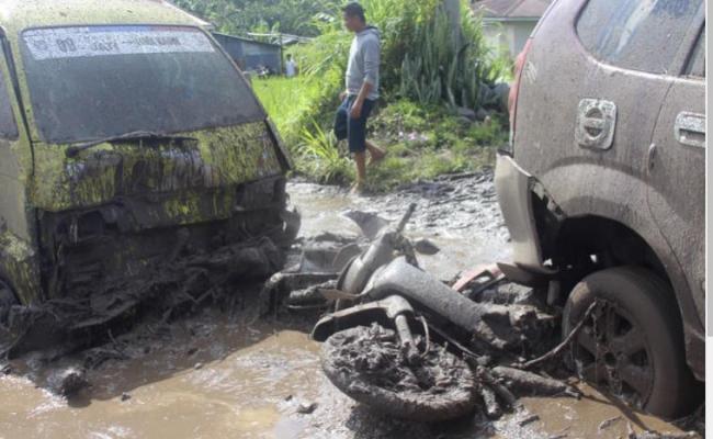 इंडोनेशिया के सुमात्रा द्वीप में बाढ़ से 37 लोगों की मौत
