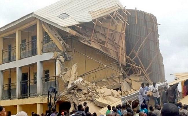 नाइजीरिया में दोमंजिला स्कूल का बड़ा हिस्सा गिरा,22 की मौत, 132 घायल
