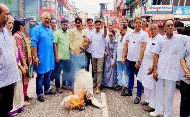 दिल्ली में केदारनाथ का मंदिर बनाने के विरोध में कांग्रेस ने मुख्यमंत्री का फूंका पुतला