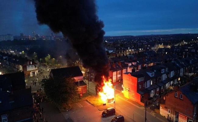 ब्रिटेन में चुनाव के बाद दंगा, ' जलता रहा लीड्स का हेयर हिल्स'