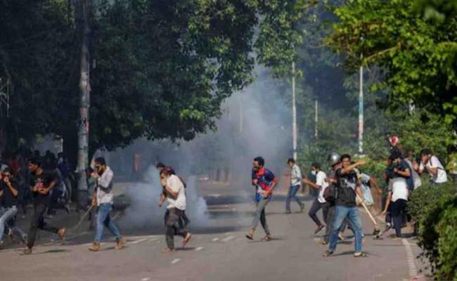 बांग्लादेश में छात्रों का आंदोलन हुआ हिंसक, अबतक 64 प्रदर्शनकारियों की मौत, जेल में आग लगाकर सैकड़ों कैदियों को छुड़ाया
