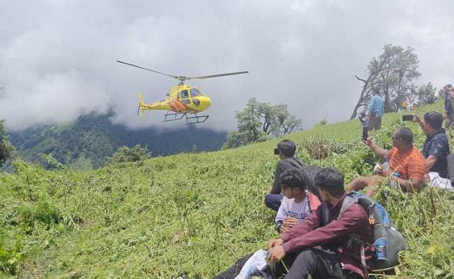 उत्तराखंड : मदमहेश्वर यात्रा पड़ाव में फंसे 106 यात्रियों का हेलीकॉप्टर से हुआ रेस्क्यू