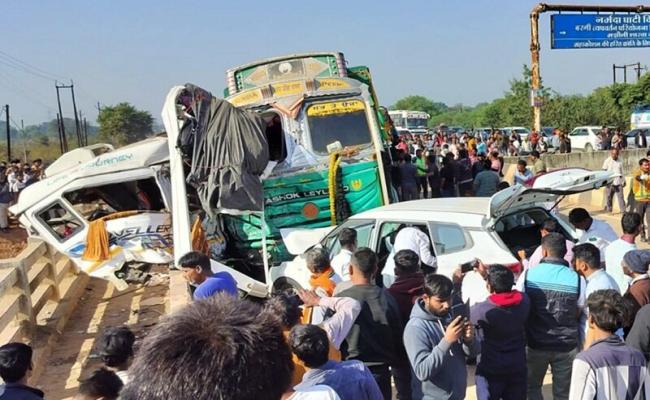 जबलपुर में महाकुंभ से लौट रही बस को ट्रक ने मारी टक्कर, हैदराबाद के सात श्रद्धालुओं की मौत