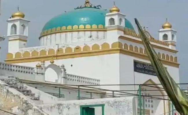 उप्र के संभल में मजदूरों के साथ विवादित शाही जामा मस्जिद पहुंची एएसआई की टीम