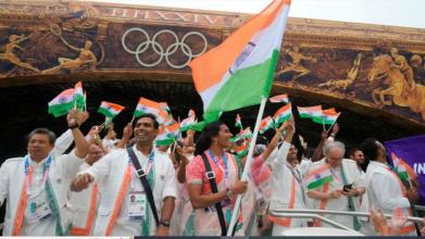 पेरिस ओलंपिक: सिंधु और कमल के नेतृत्व में भारत का उद्घाटन समारोह में जोरदार स्वागत