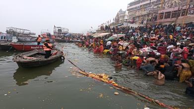 मकर संक्रांति पर खास संयोग बुधादित्य राजयोग में श्रद्धालुओं ने गंगा में लगाई पुण्य की डुबकी